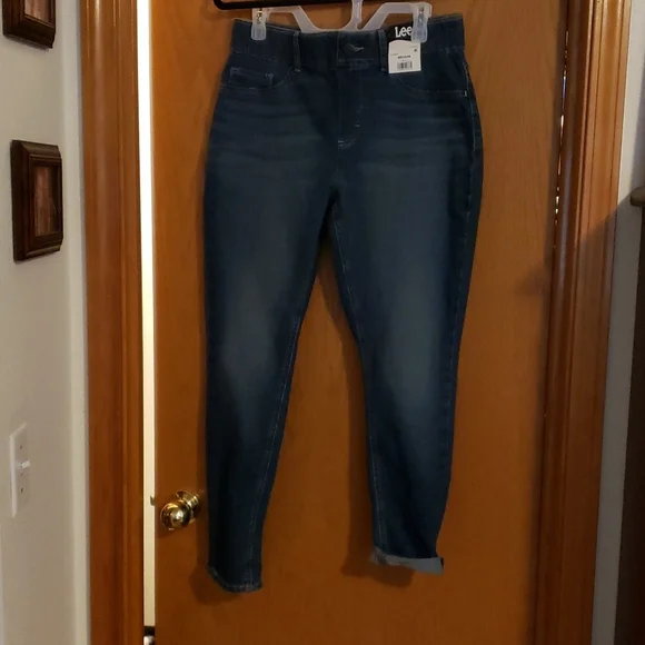 $15 or 2/$20! 🆕️Lee Stretch Denim Jegging Slim Fit Medium, Size 8-10 - Picture 5 of 6